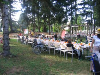 Cena estiva nel parco