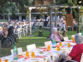 Cena estiva nel parco