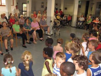 I bambini del Centro Estivo dai nonni
