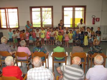I bambini del Centro Estivo dai nonni