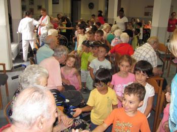 I bambini del Centro Estivo dai nonni